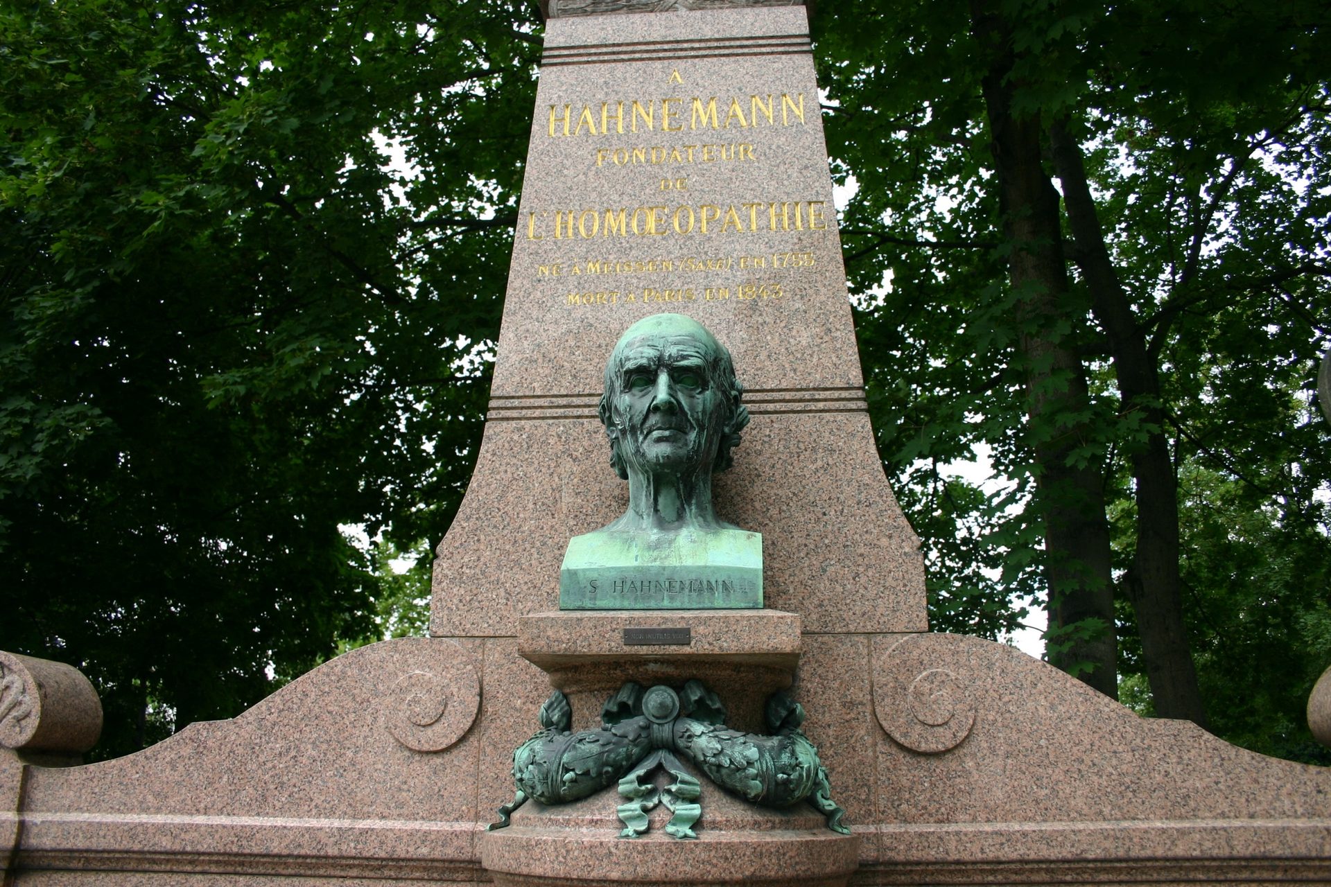 Samuel%20Hahnemann%27s%20tomb%2C%20Pere%20Lachaise%20Cemetery%2C%20Paris%20%283%29.JPG